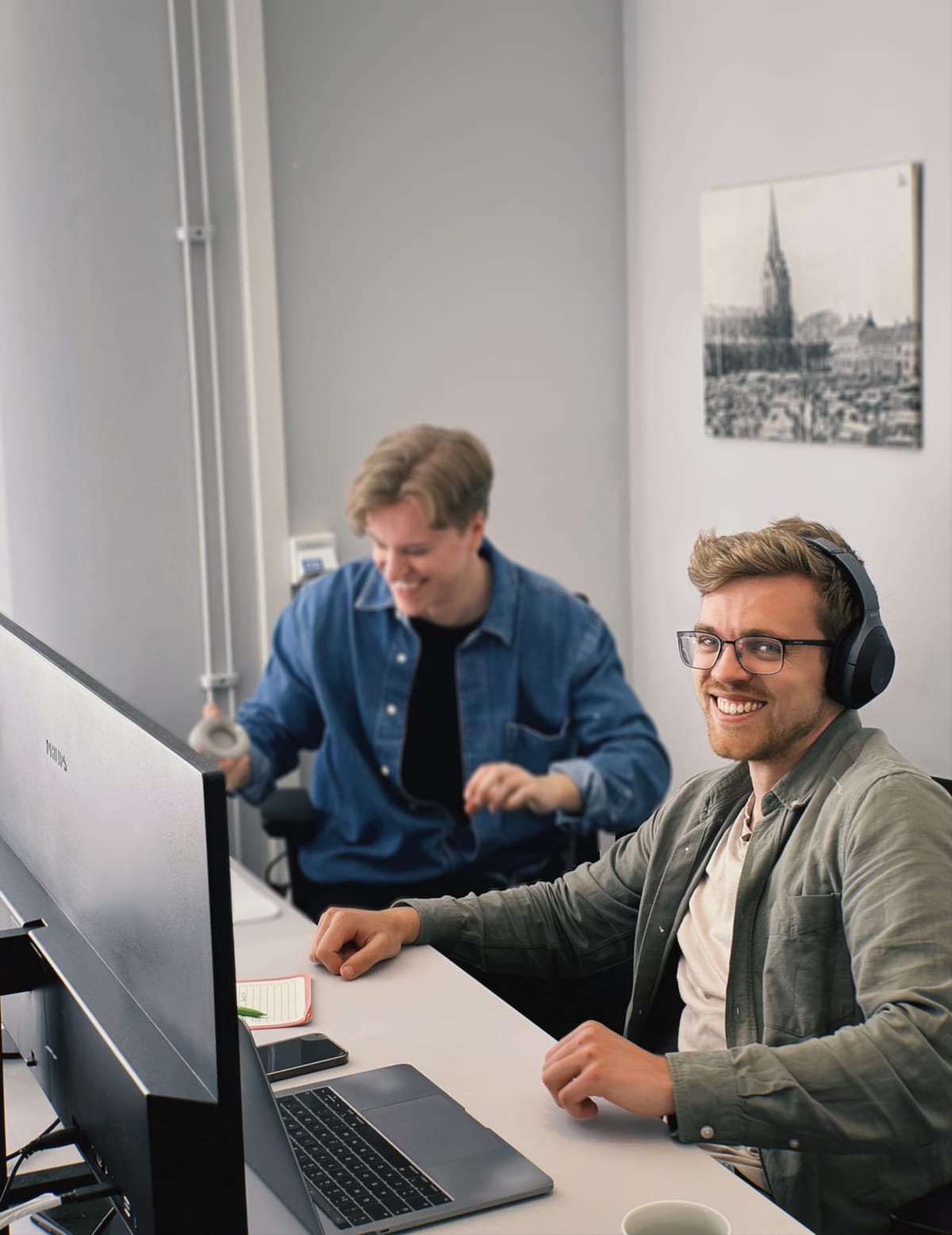 Två personer från Fiives team på kontoret