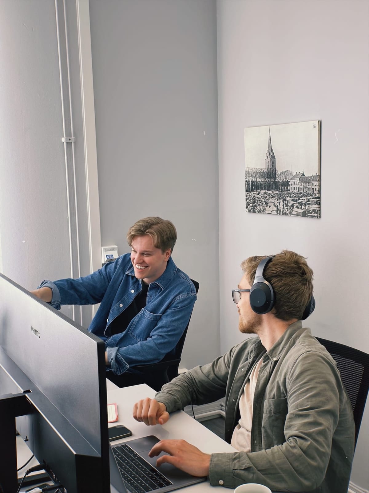 Niklas och Lucas arbetar tillsammans på Fiives kontor